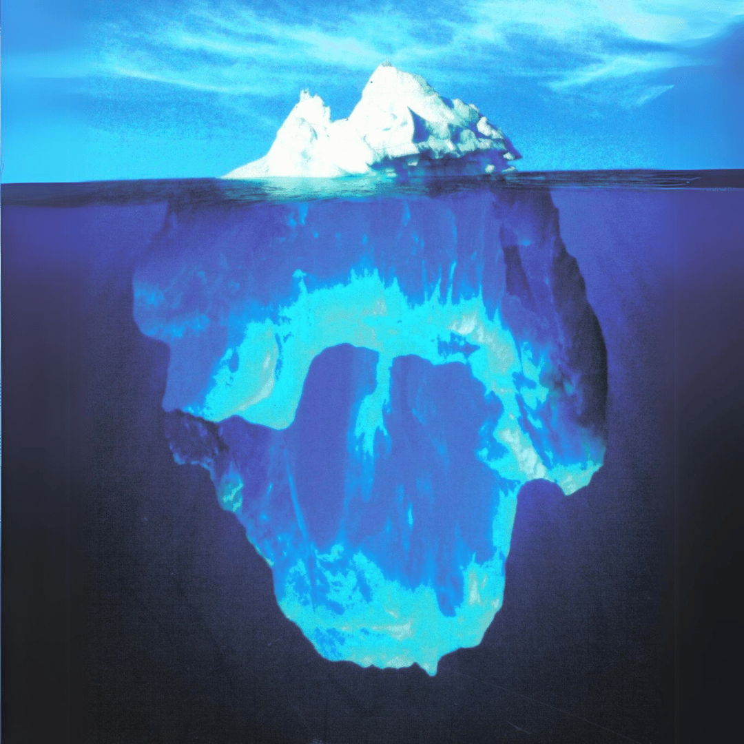 Ijsberg omgeven door water