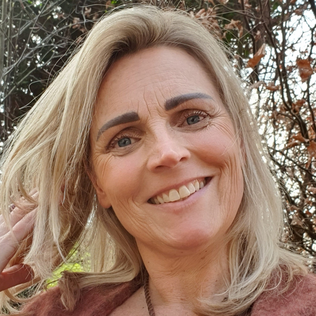 Portretfoto van Corien Vallinga, eigenaar HondenSpiegel